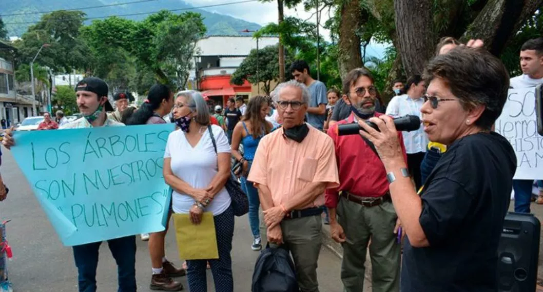 Varias personas se congregaron sobre la calle 10 para exigir explicaciones de la Alcaldía y Cortolima.