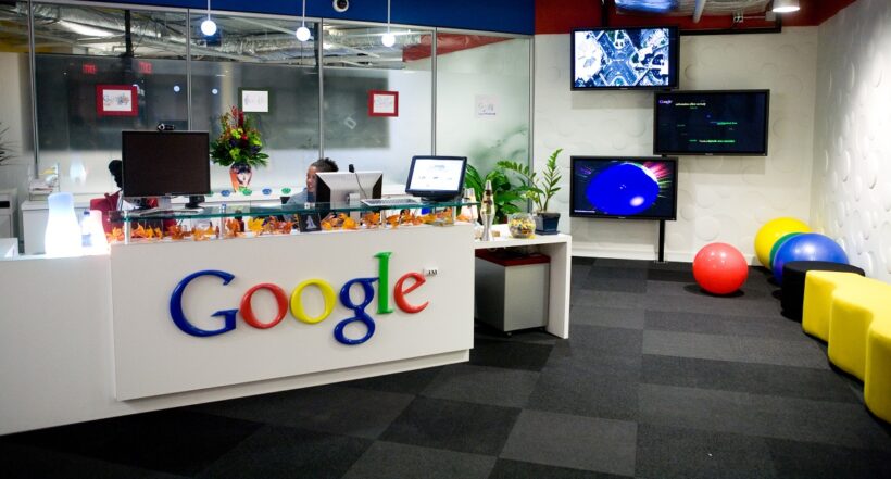 Oficinas de Google ilustra nota sobre qué estudiaron algunos empleados incluida una colombiana