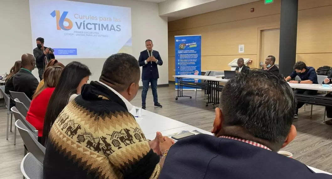 Ramón Rodríguez, director general de la Unidad para las Víctimas, reunido con las 16 curules de paz.