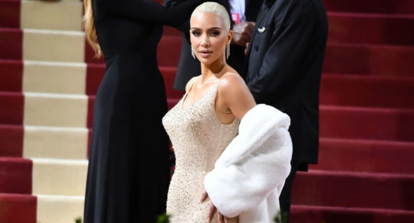 Kim Kardashian uso en la Met Gala 2022 el legendario vestido que Marilyn Monroe llevaba puesto al cantante "Feliz cumpleaños, señor presidente" a Kennedy.