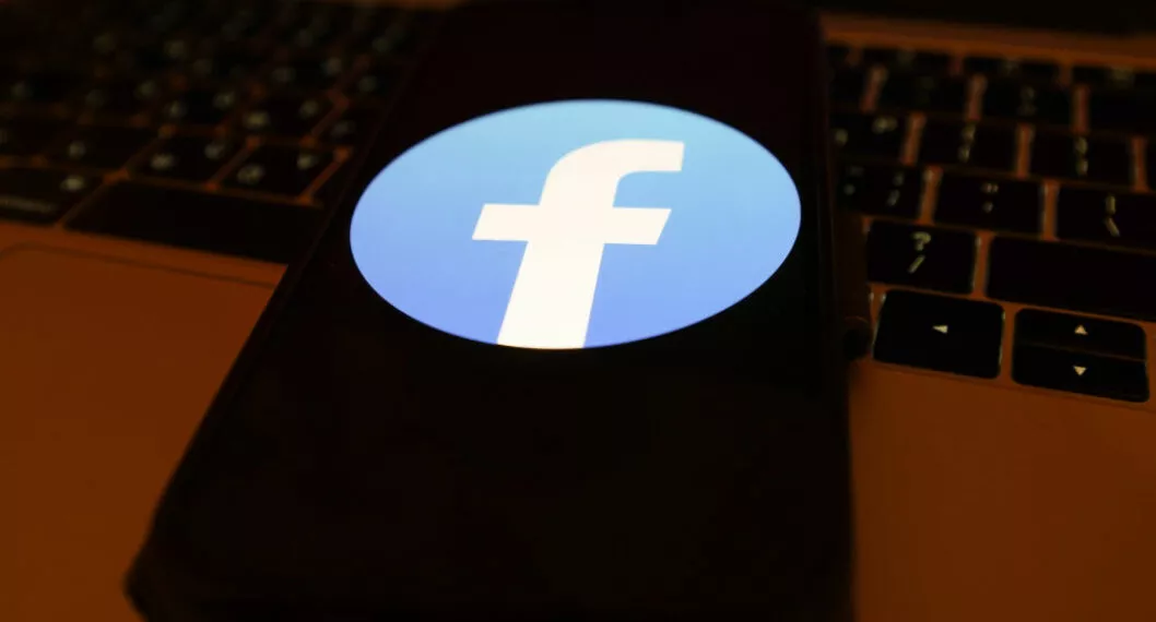 Imagen del logo de Facebook, a propósito de cómo descargas videos de la aplicación en el celular