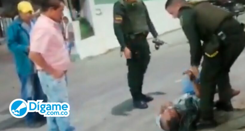 [video] Denuncian a policías arrastrando a un ciudadano en plena vía pública