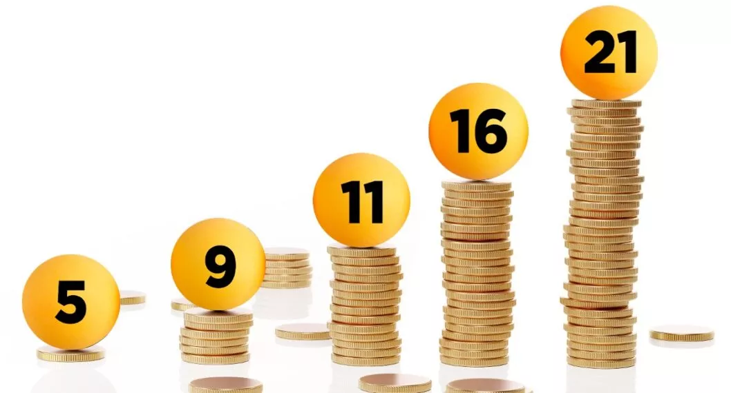 Balotas sobre monedas, a propósito de si precio de Baloto y Revancha va a subir por cambio de 'dueño' (fotomontaje Pulzo).
