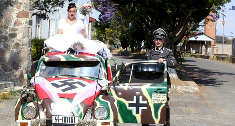 Pareja se casó en una boda ambientada con temática nazi.