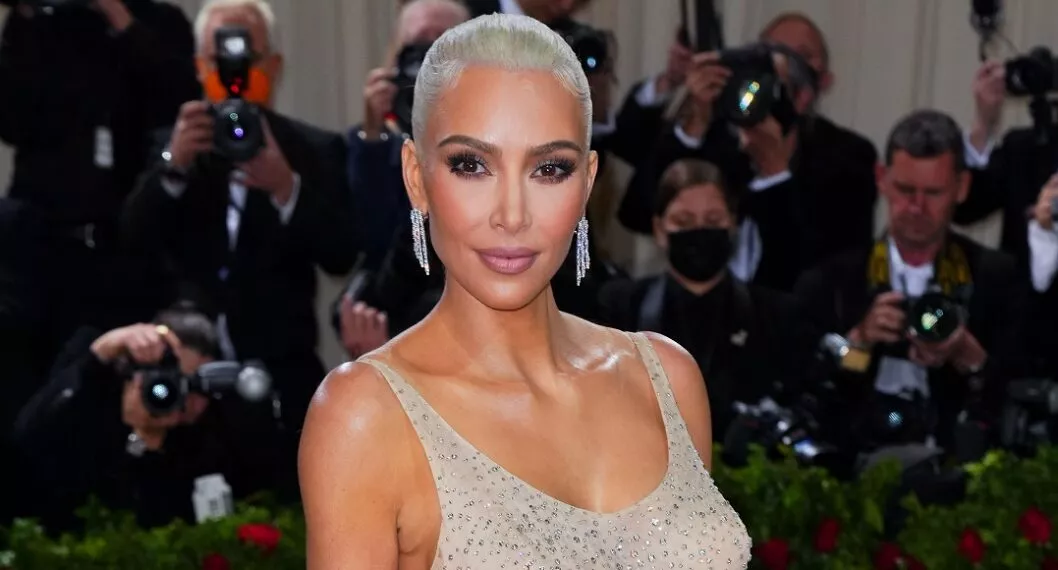 Kim Kardashian fue criticada por lo que tuvo que hacer para lucir este vestido.