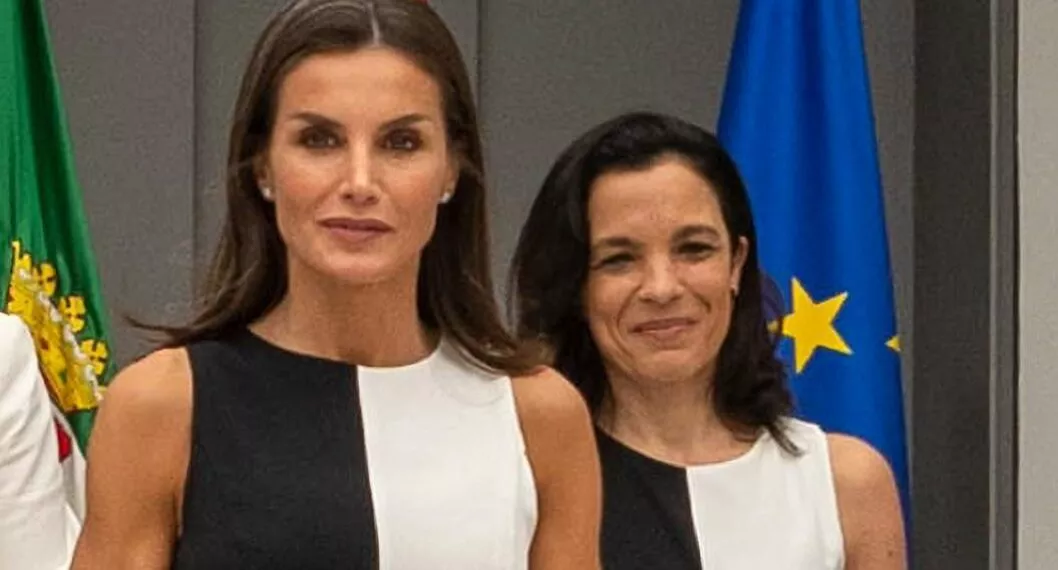 Foto de Reina Letizia y mujer con mismo vestido, en nota de gesto viral de reina Letizia de España al ver mujer con vestido igual: quién es.