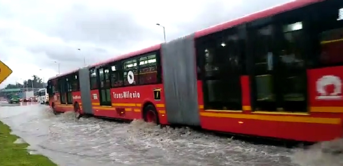 Bogotá hoy: trancón en la Autopista Norte por inundación