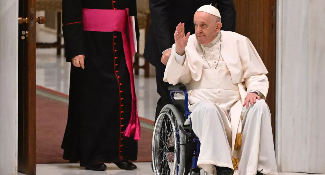 "No puedo caminar": papa Francisco apareció en silla de ruedas por rotura de su rodilla