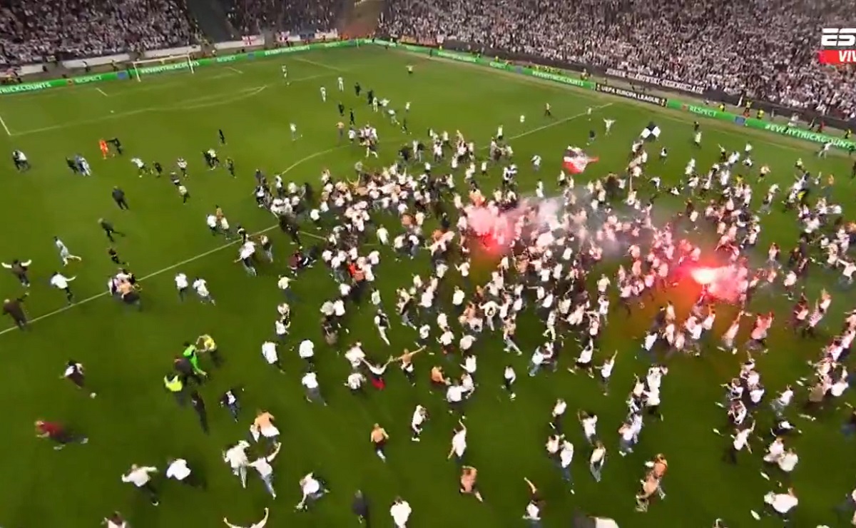 Hinchas de Eintracht Frankfurt  invaden la cancha.