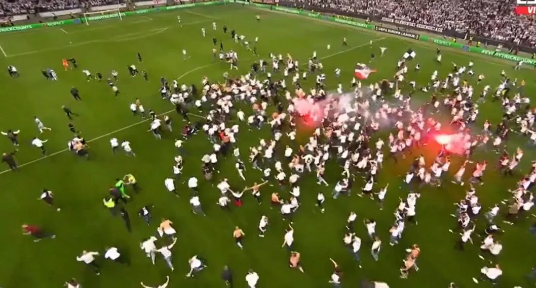 Hinchas de Eintracht Frankfurt  invaden la cancha.