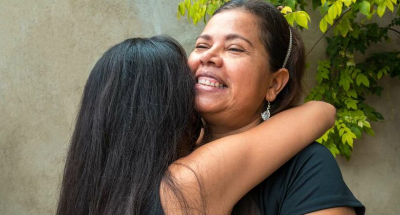 Foto de mujer abrazando a su madre, en nota de Día de la Madre en Colombia: regalos más comprados y cuánto gastan colombianos.