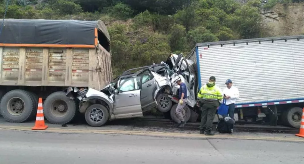 Foto de accidente de tránsito entre Ubaté y Zipaquirá, en nota de video carro aplastado entre camiones entre Zipaquirá y Ubaté.