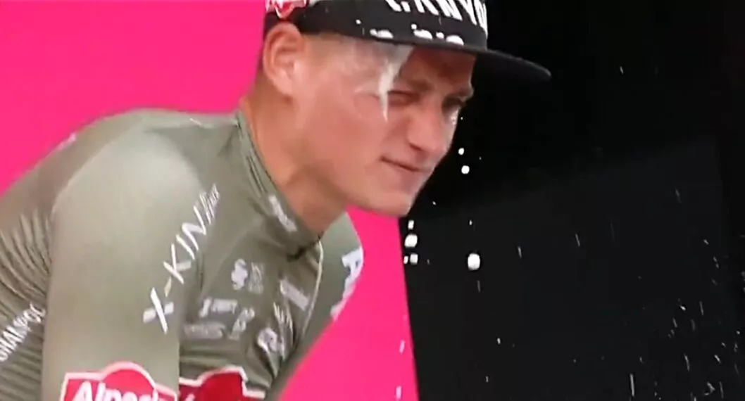 Mathieu van der Poel, líder del Giro de Italia 2022, casi se saca un ojo con la champaña.