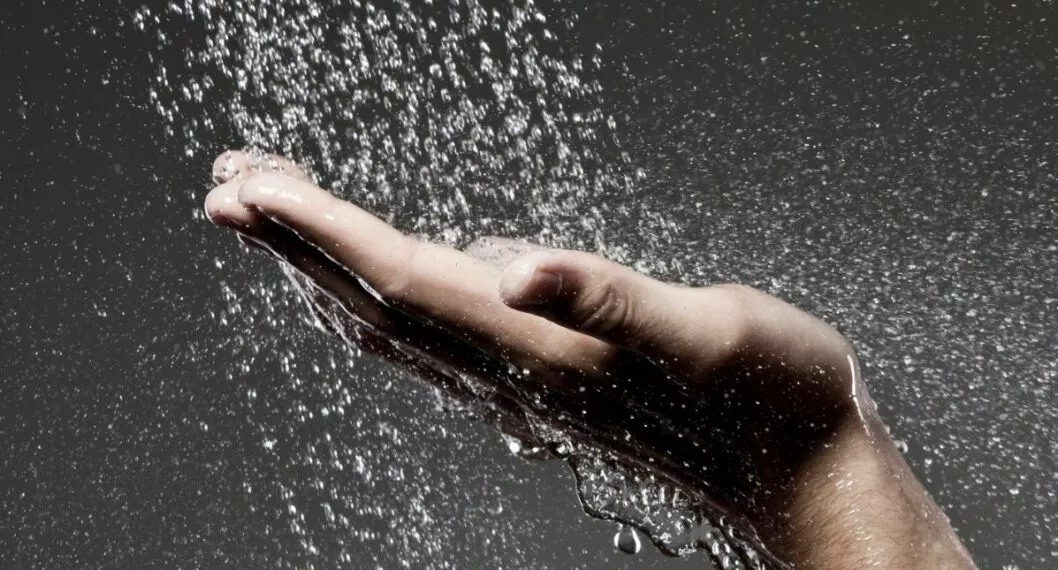 Imagen de una ducha a propósito de cuáles son los beneficios para el cuerpo cuando se baña con agua fría