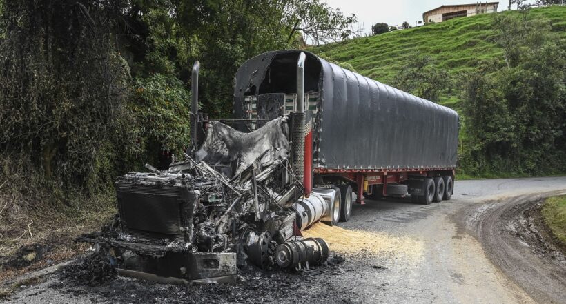 Imagen de camión atacado en el paro armado, que ilustra nota; Iván Duque, fue señalado por ONG tras paro armado de Clan del Golfo