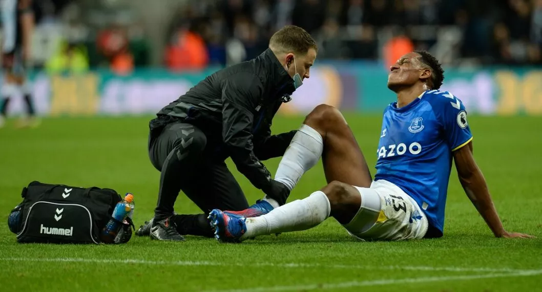 Es la cuarta lesión que acumula el defensa del Everton durante la temporada; aún no se sabe el tiempo de su incapacidad.