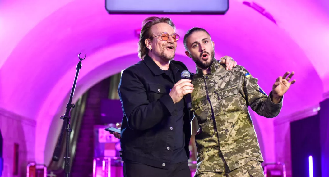 El músico irlandés Bono de la banda U2 actúa con el cantante ucraniano Taras Topolya de la banda Antytila, que ahora sirve en el ejército ucraniano.