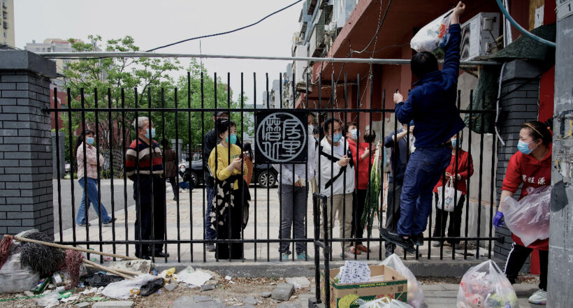 Desesperados por confinamiento en China, empleados de fábrica se enfrentaron a guardias 