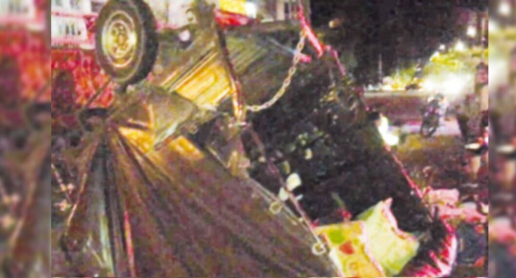  Se estrelló un automóvil Mazda y un motocarro en el que se transportaban alimentos perecederos.