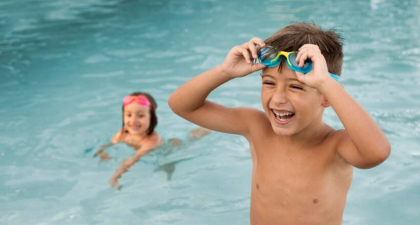 Nadar les será a los pequeños una forma divertida de pasar el tiempo. Además, los preparará para posibles emergencias en el agua.