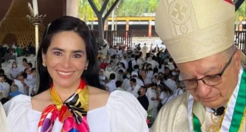 Claudia Calderón y monseñor Oscar Urbina