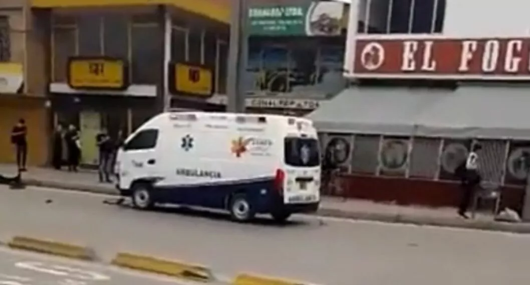 La ambulancia no habría respetado la señal de tránsito en el centro de Bogotá y terminó embistiendo a tres personas.