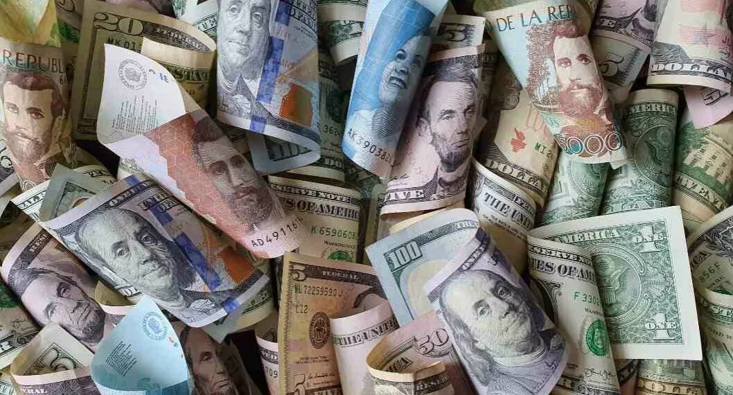 Foto de dólares y pesos colombianos, en nota de Dólar hoy en Colombia: cómo cerró este 11 de mayo, a cómo se negoció el dólar.