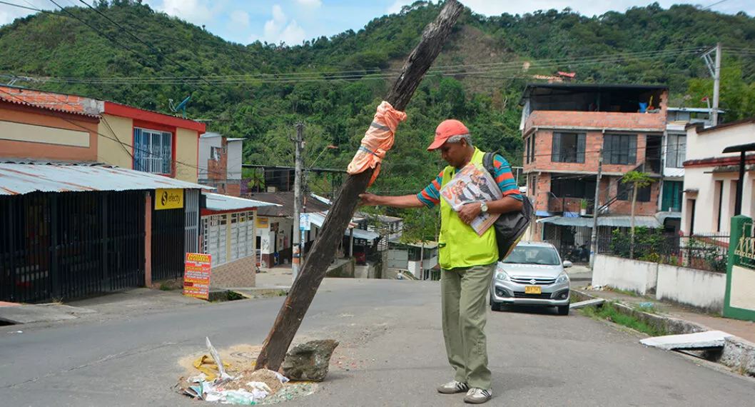 Para que los conductores no caigan en la trampa, la comunidad señaló el daño con un tronco enorme.