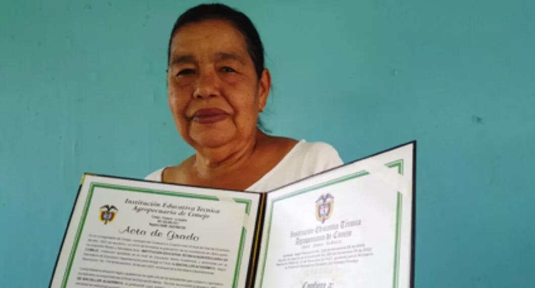 Nunca es tarde: se graduó de bachiller a los 68 años gracias al acuerdo de paz
