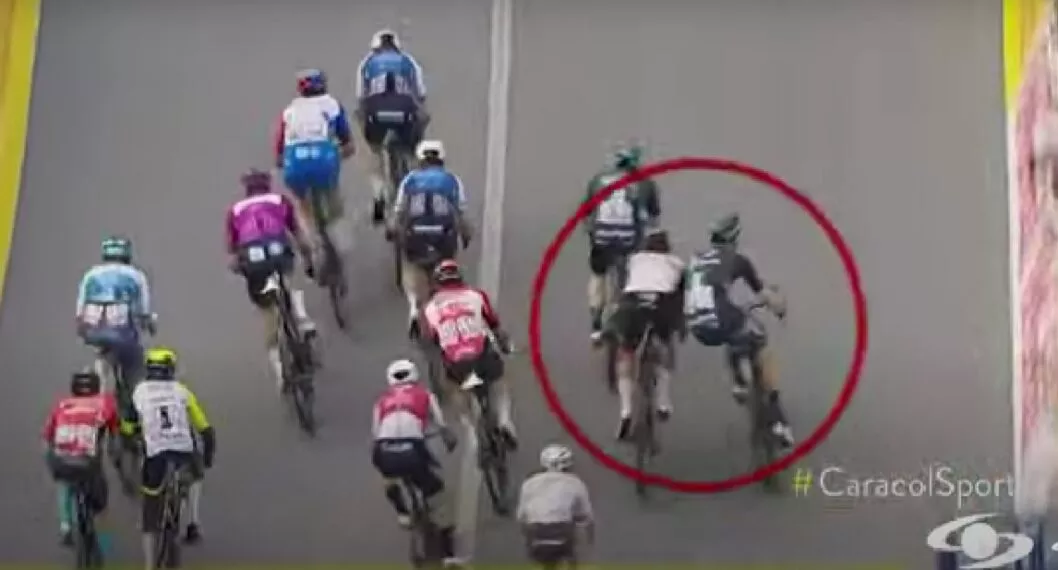 Fernando Gaviria empujando a rival en el esprint de la etapa 6 del Giro de Italia
