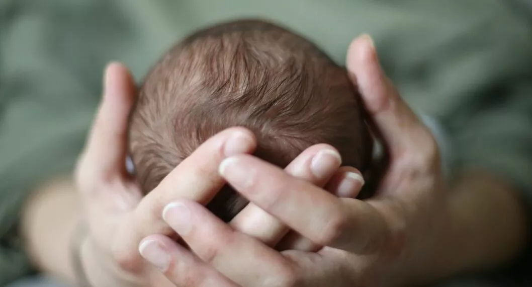 Imagen de un niño a propósito de si calvear a los bebés es bueno o malo para el crecimiento de pelo