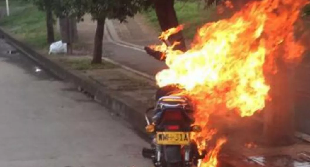 [Video] Joven quemó moto en Medellín por evitar que le pongan multa; no tenía documentos