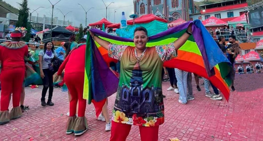 Entrevista sobre discriminación a LGTBI. Durante las fiestas de Reyes Magos, en enero, Viviana Cartagena ondeó la bandera LGBT+ en el parque principal de El Carmen de Atrato. 