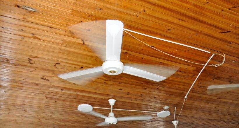 En este salón de la escuela Galán, de La Dorada, utilizan estos ventiladores aferrados a este tipo de cielos.