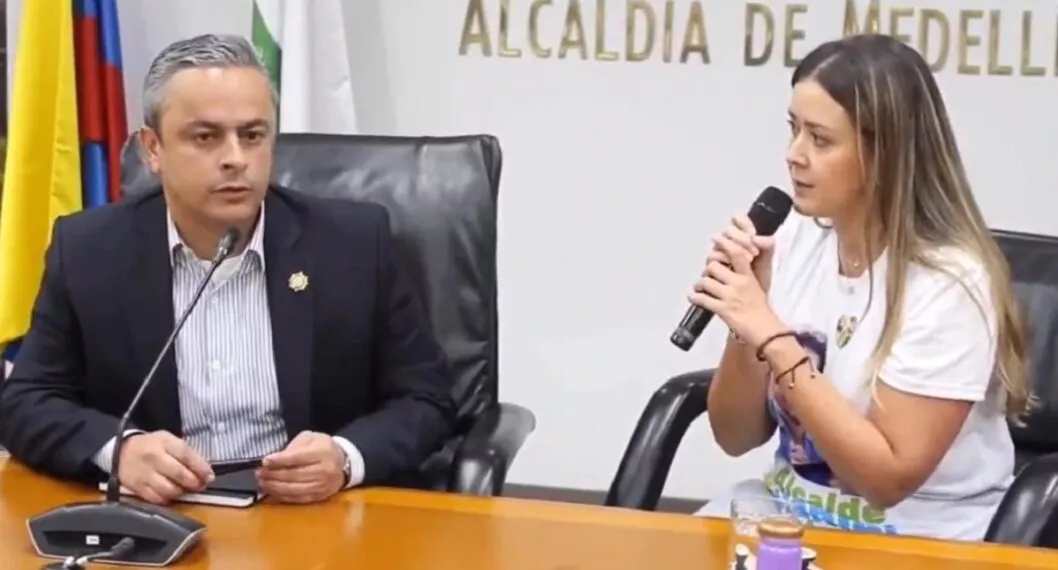 Juan Camilo Restrepo, alcalde encargado de Medellín, se agarró con funcionaria de la alcaldía.