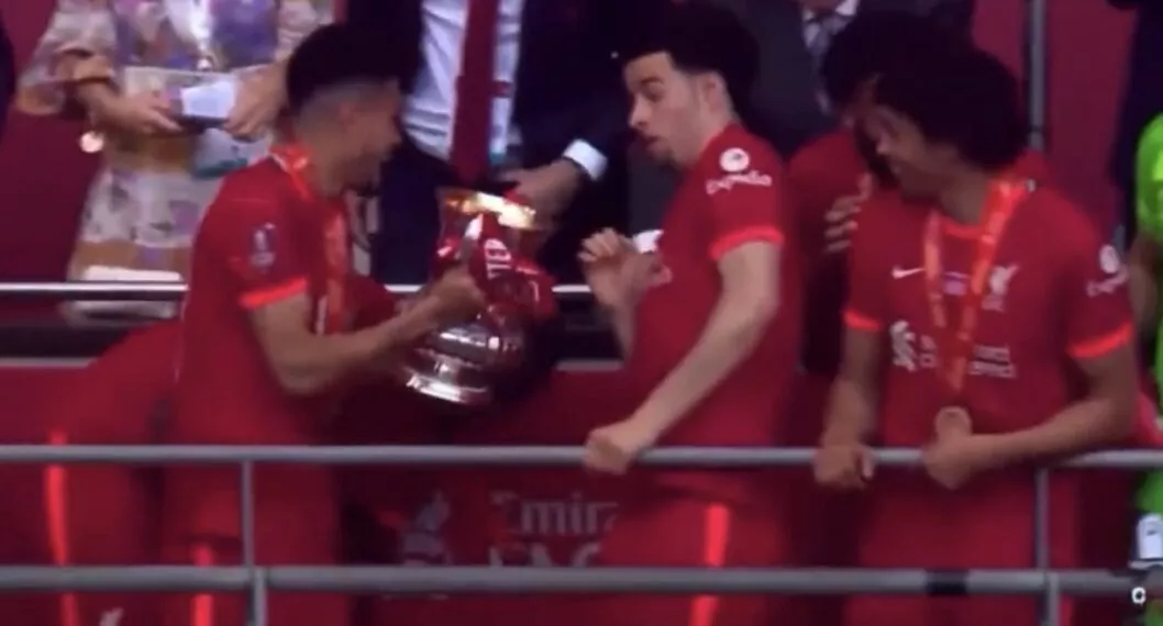 Luis Díaz tumbó tapa del trofeo de FA Cup que ganó con Liverpool hoy (video)
