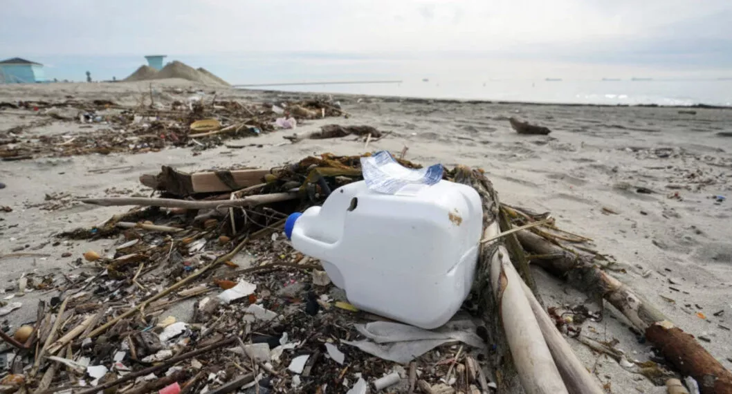 Imagen de una playa con basura a propósito de que Informe sobre reciclaje dice que empresas de comida generan mucho plástico