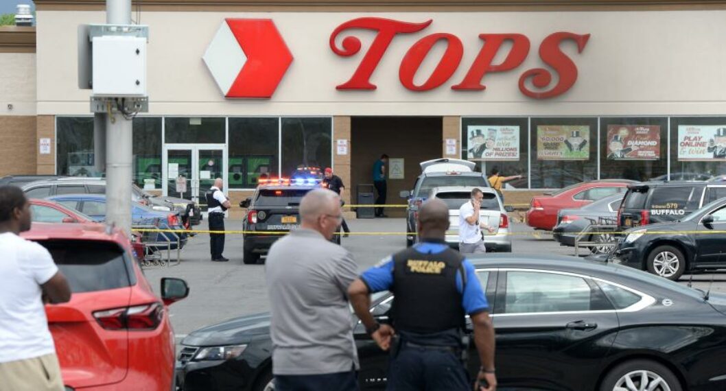 Imagen del caso en Nueva York, de tiroteo que dejó varios muertos en un supermercado
