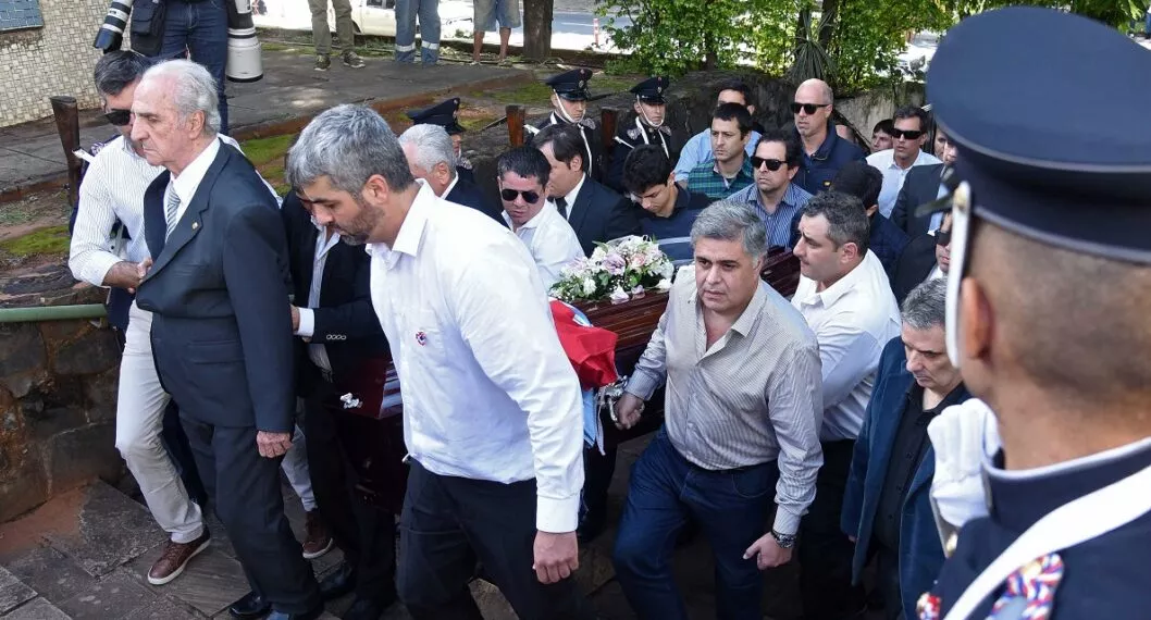 El padre de Marcelo Pecci y otros familiares llevan el féretro del fiscal asesinado