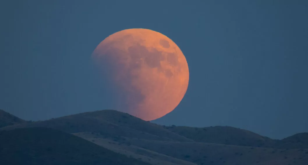 Ver la transmisión del eclipse lunar en Colombia hoy 15 de mayo.