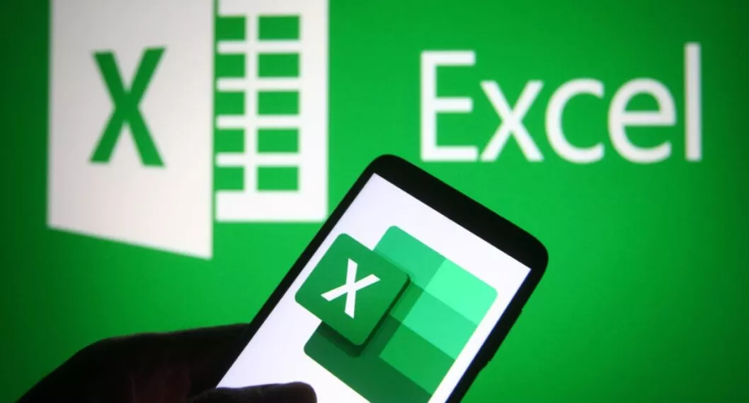 UKRAINE - 2021/09/30: In this photo illustration a Microsoft Excel logo is seen on a smartphone and a pc screen. (Photo Illustration by Pavlo Gonchar/SOPA Images/LightRocket via Getty Images)