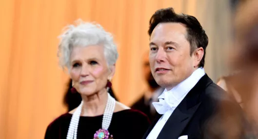 Mamá de Elon Musk posó en vestido de baño a los 74 años; trajes son diseños colombianos