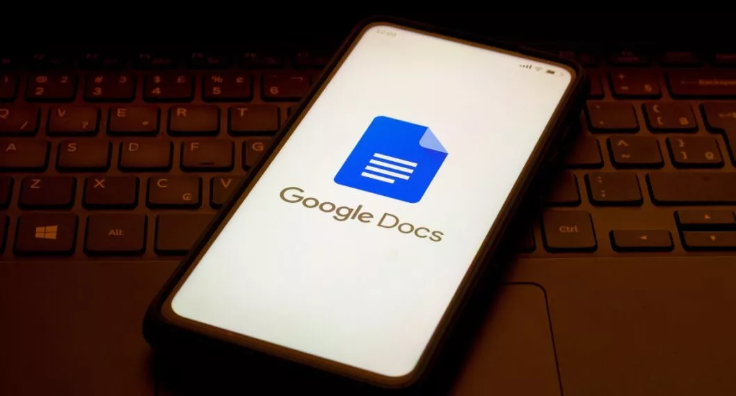 BRAZIL - 2022/04/09: In this photo illustration the Google Docs logo seen displayed on a smartphone. (Photo Illustration by Rafael Henrique/SOPA Images/LightRocket via Getty Images)