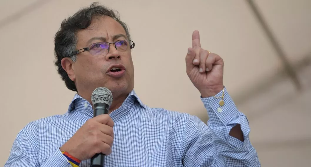 Gustavo Petro, a Sergio Araújo por amenazas a empleados que le voten