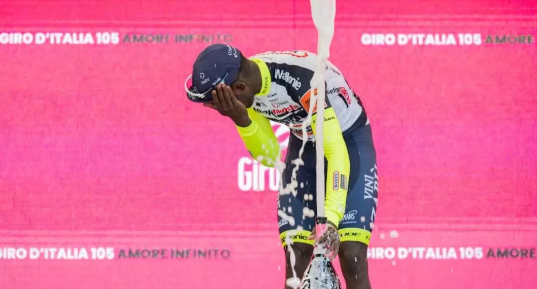 Foto de Biniam Girmay, en nota de Giro de Italia y ciclista que ganó se accidentó en festejo y tendría triste final.