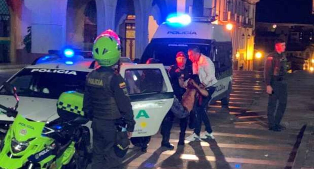 Dos personas lesionadas e igual número de capturadas arrojó una riña, tras un robo, el pasado fin de semana, en la Plaza de Bolívar.