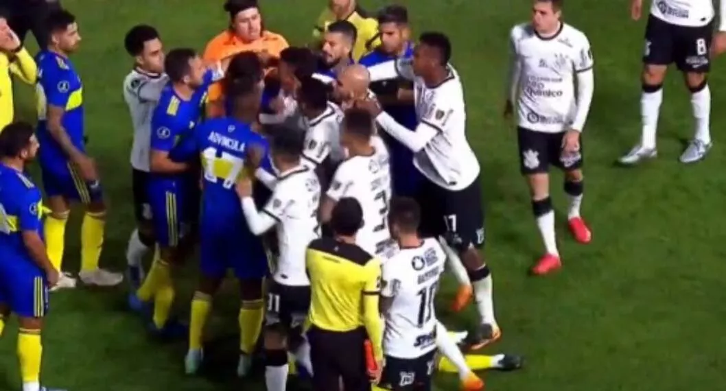 Foto de pelea en Copa Libertadores, en nota de video de pelea en Copa Libertadores con colombiano Víctor Cantillo comenzándola.