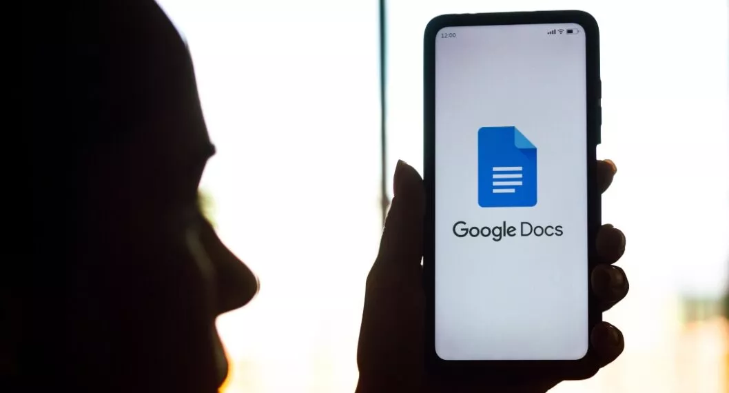 BRAZIL - 2022/04/09: In this photo illustration, a woman's silhouette holds a smartphone with the Google Docs logo displayed on the screen. (Photo Illustration by Rafael Henrique/SOPA Images/LightRocket via Getty Images)