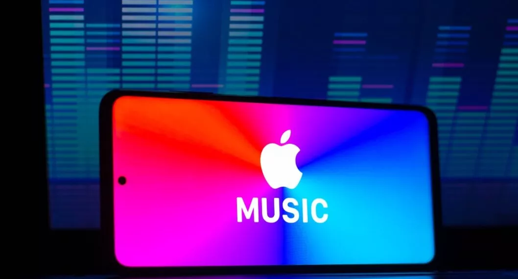 BRAZIL - 2021/12/07: In this photo illustration the streaming service logo Apple Music seen displayed on a smartphone. (Photo Illustration by Rafael Henrique/SOPA Images/LightRocket via Getty Images)