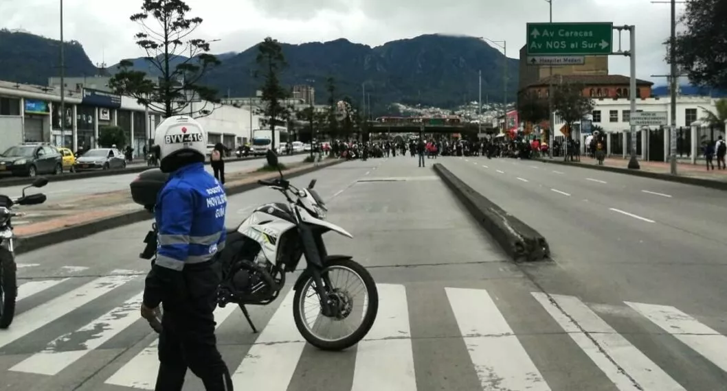 Por las protestas de este jueves en Bogotá, varios corredores viales como la NQS y calle 26 han colapsado. Hay varias estaciones de Transmilenio cerradas.